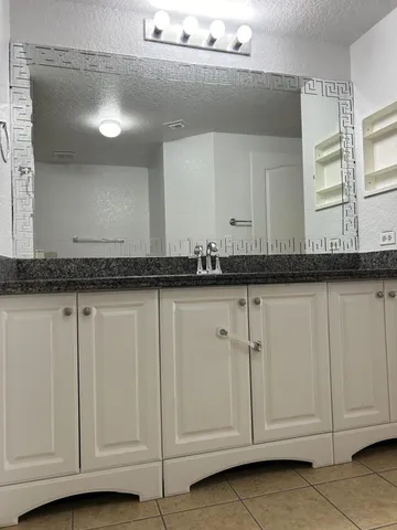 a close view of a granite counter top