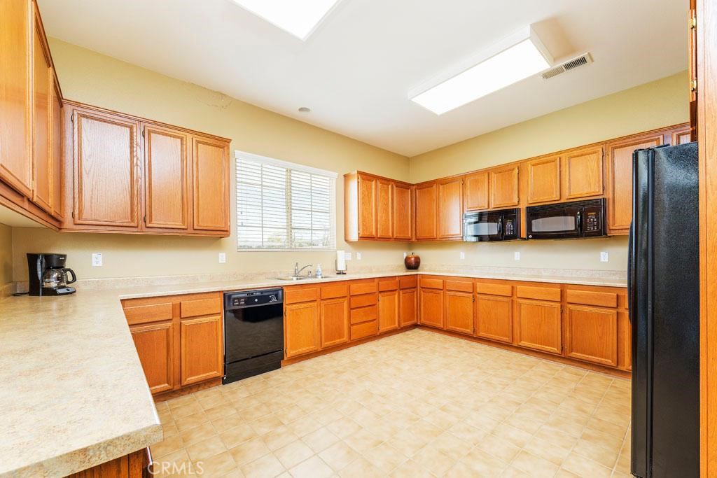 7397 Village Way Yucca Valley, CA 92284 - Photo 27 of 31 Community Kitchen