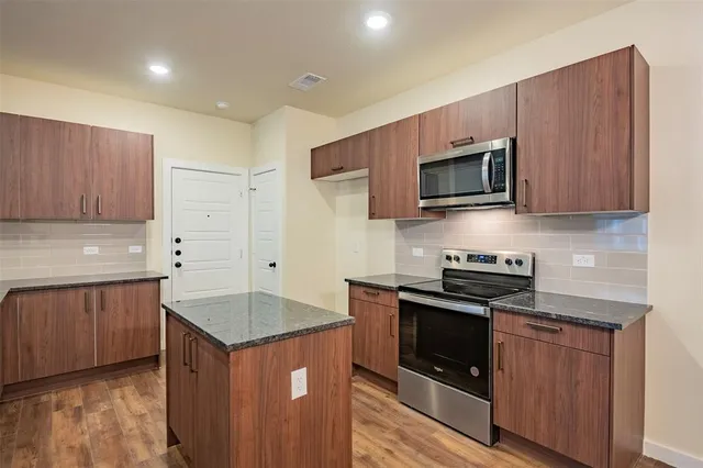 $1,950 | 637 Blackland Drive, Venus, TX 76084