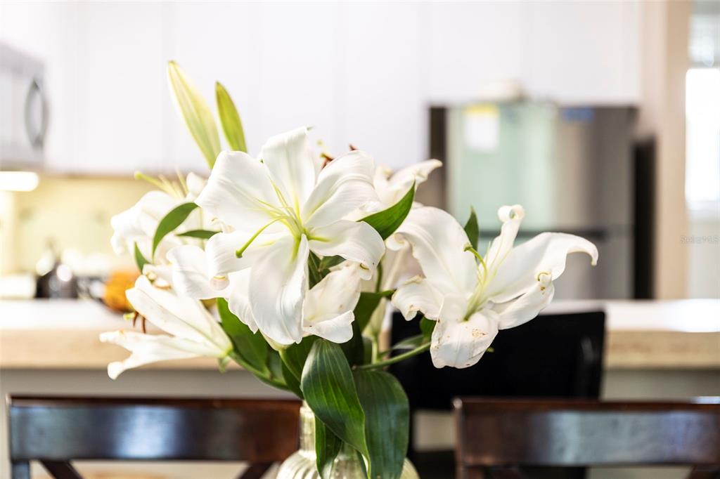 619 Cedars Court Longboat Key, FL 34228 - Photo 85 of 95 a close view of a vase of flowers sitting on a table
