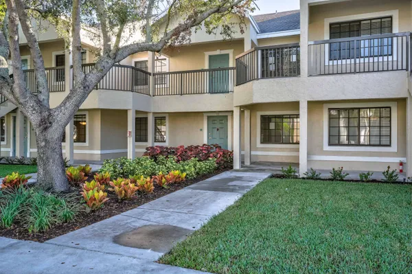 $2,200 | 4685 Haverhill Road, Unit D2, West Palm Beach, FL 33417