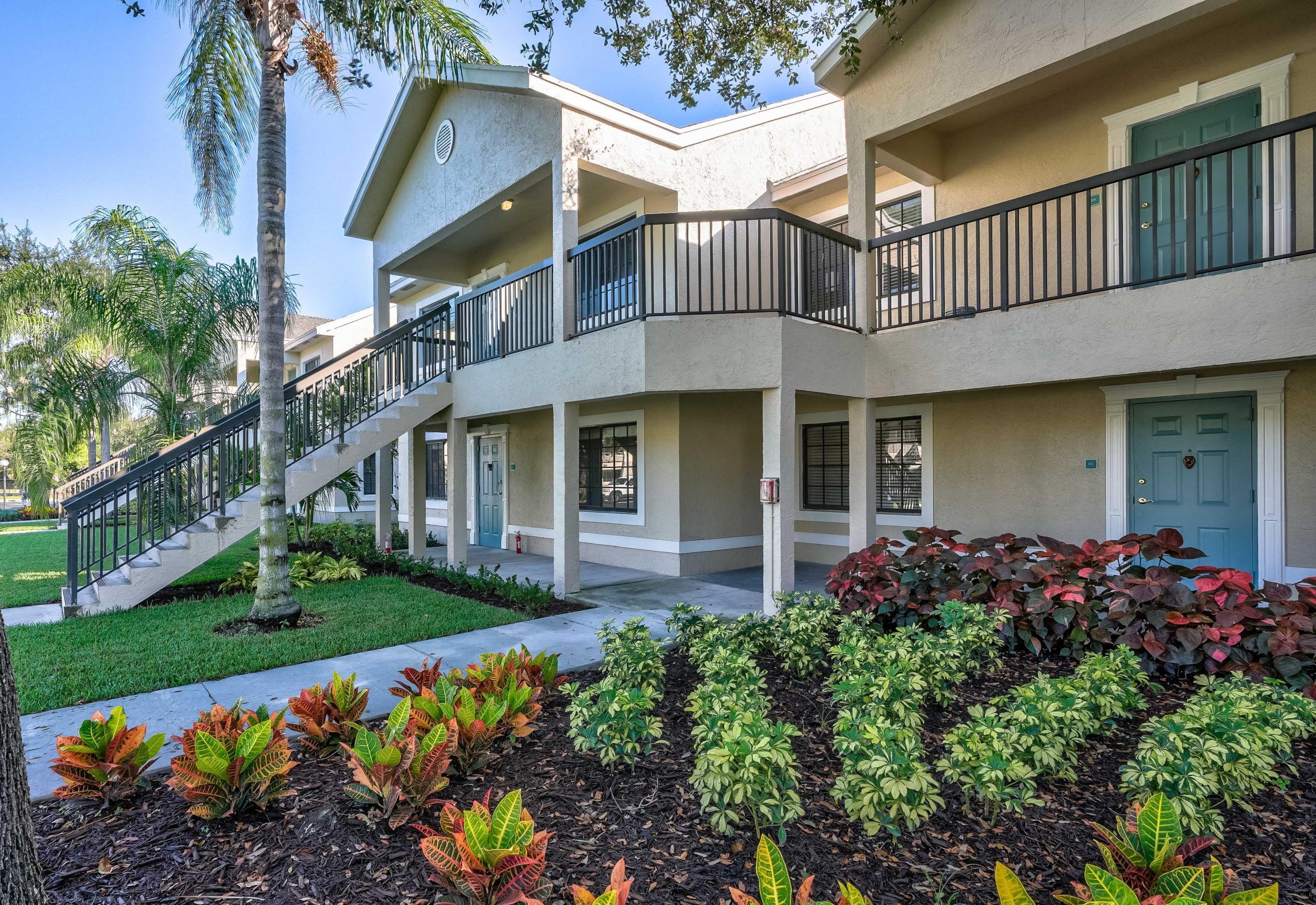 4685 Haverhill Road, Unit D2 West Palm Beach, FL 33417 - Photo 4 of 37 Front