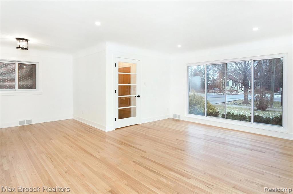 18346 Beverly Road Beverly Hills, MI 48025 - Photo 6 of 36