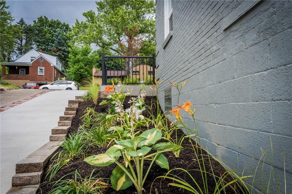 2395 Rose Garden Road Pittsburgh, PA 15220 - Photo 5 of 34 Gallery Image 5