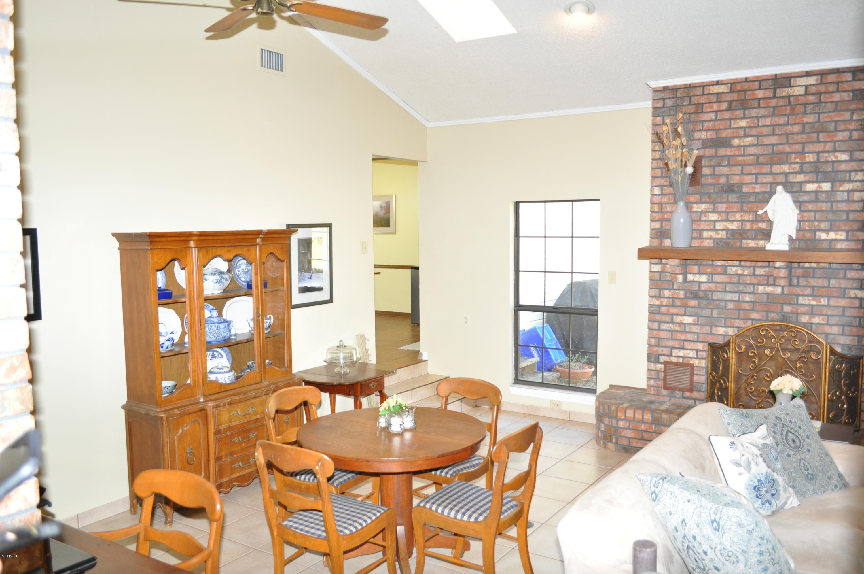 26264 Walnut Road Pass Christian, MS 39571 - Photo 3 of 26 Dining area