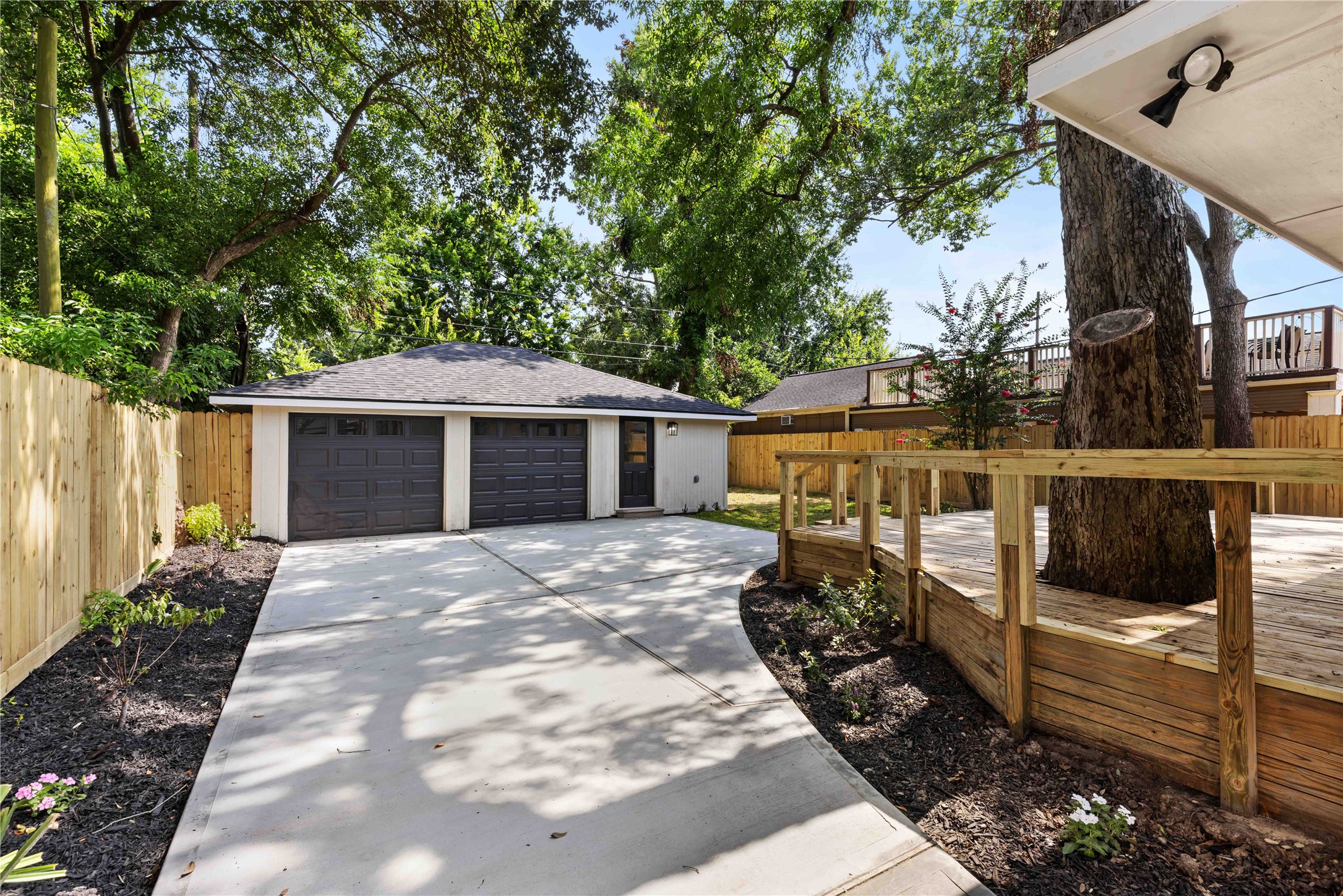 908 Key Street Houston, TX 77009 - Photo 4 of 29 2 car garage with attached flex room with full bath. New driveway.