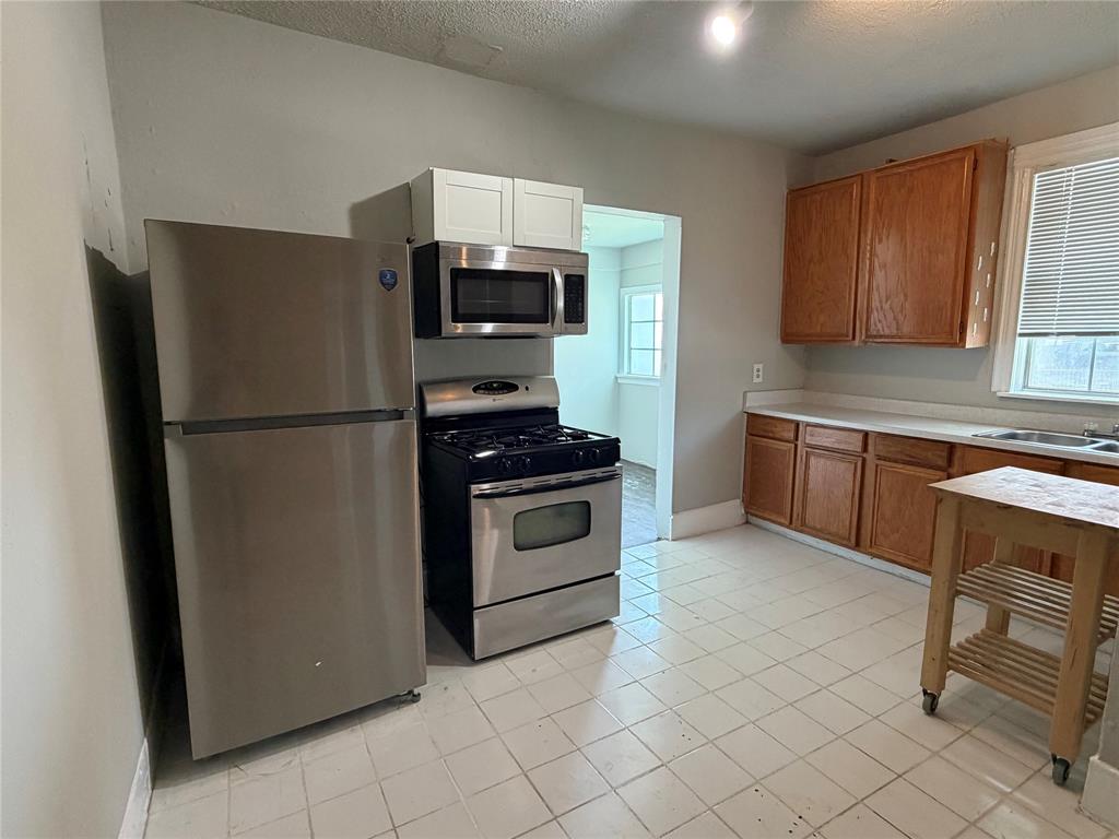 801 Wayne Street Dallas, TX 75223 - Photo 8 of 15 a kitchen with cabinets stainless steel appliances and a counter space