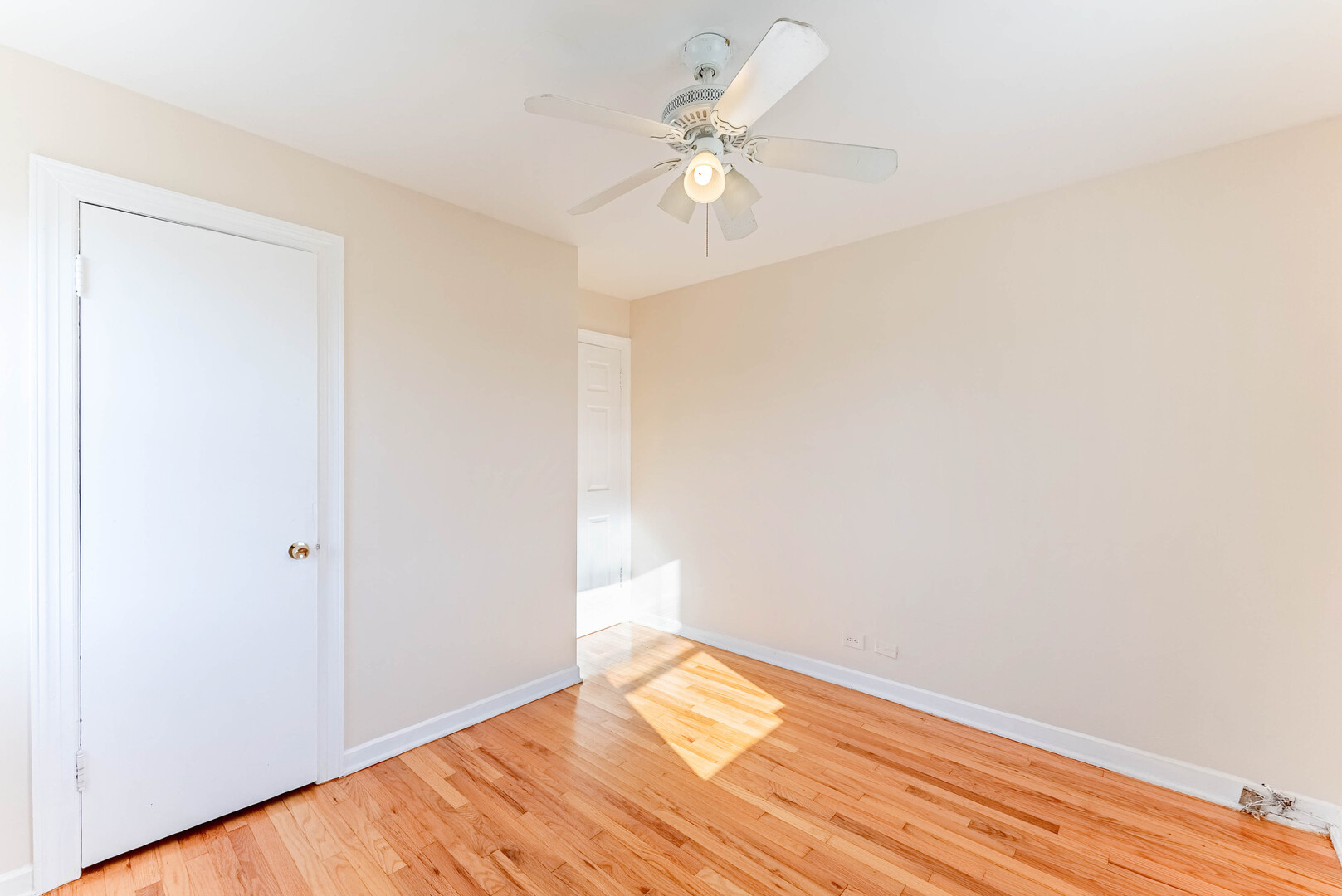 16154 Honore Avenue Markham, IL 60428 - Photo 20 of 32 a view of an empty room with wooden floor