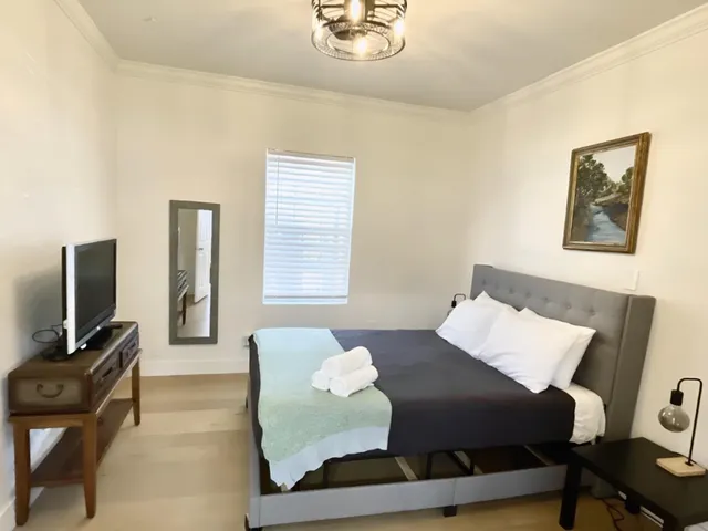 $1,800 | 301 Tabor Street, Houston, TX 77009