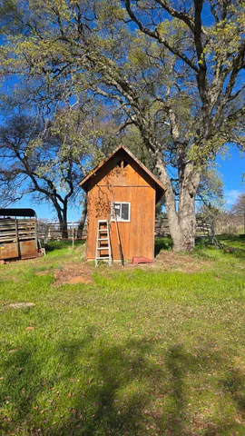 a view of back yard of the house