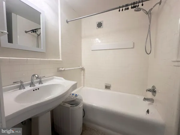 $1,200 | 1324 Locust Street, Unit 1508, Philadelphia, PA 19107