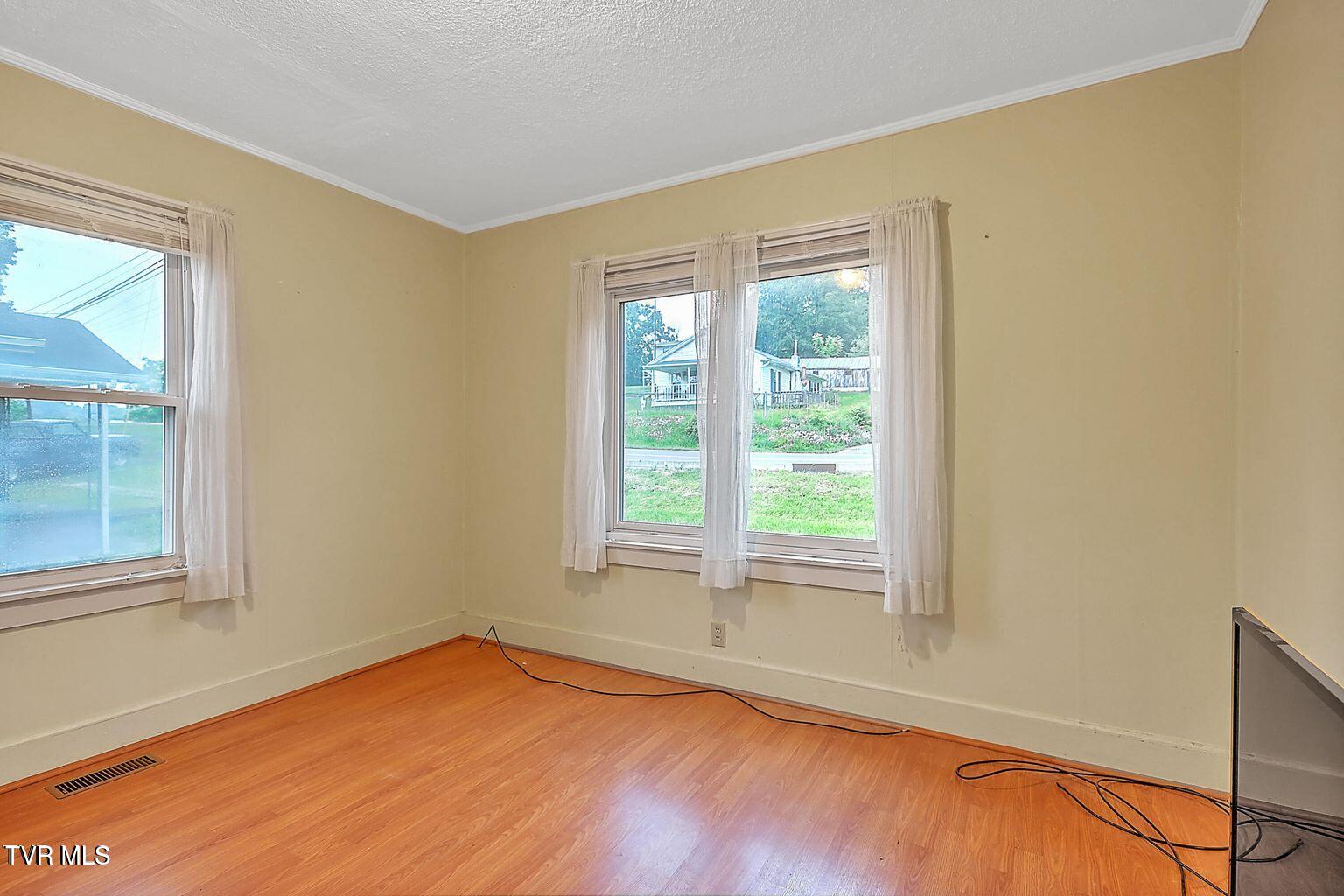 208 Gravely Road Kingsport, TN 37665 - Photo 13 of 25 20240606233347856196000000-o