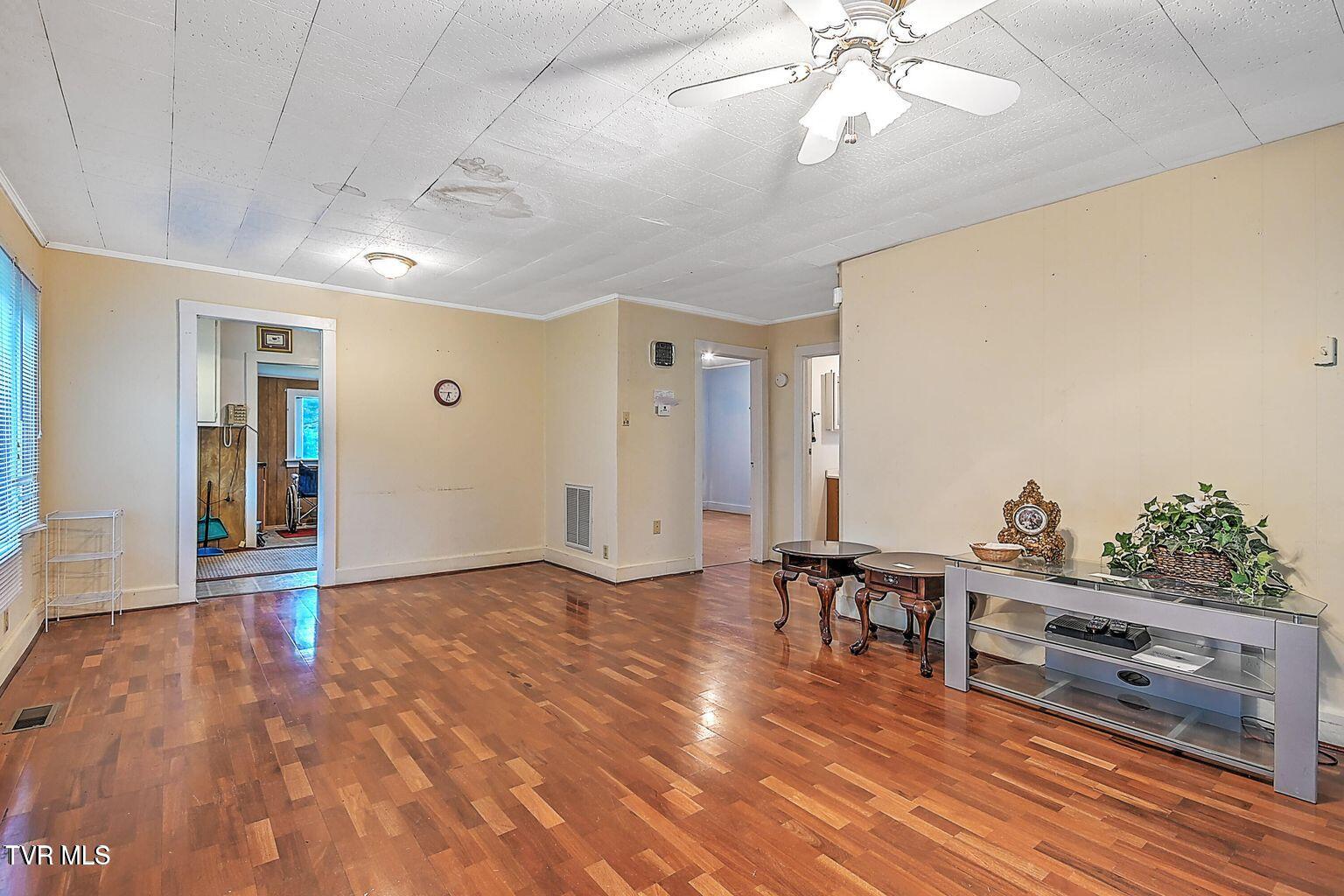 208 Gravely Road Kingsport, TN 37665 - Photo 8 of 25 20240606233229801417000000-o