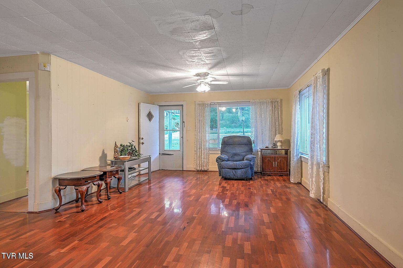 208 Gravely Road Kingsport, TN 37665 - Photo 9 of 25 20240606233246137734000000-o