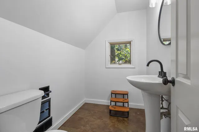 $155,000 | 1418 East County Road 750 East, Carmi, IL 62821