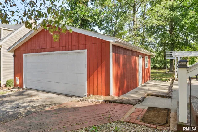 $155,000 | 1418 East County Road 750 East, Carmi, IL 62821