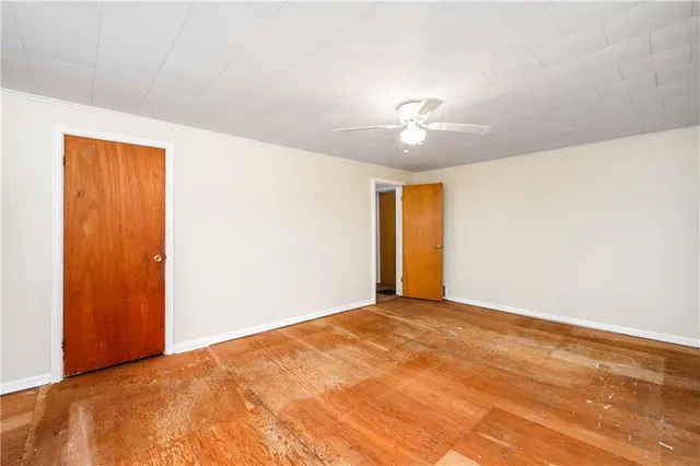 a view of empty room with a ceiling fan