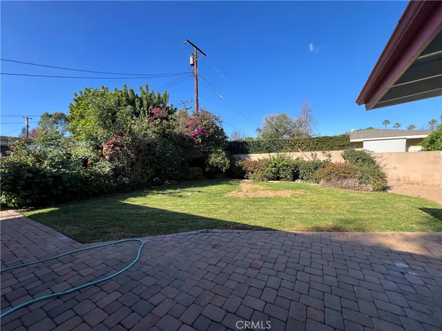 a view of a backyard