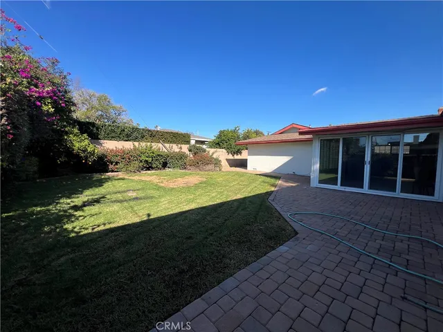 a view of a house with backyard