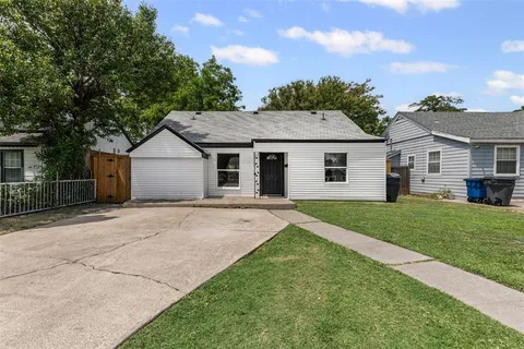 a view of house with backyard and trees
