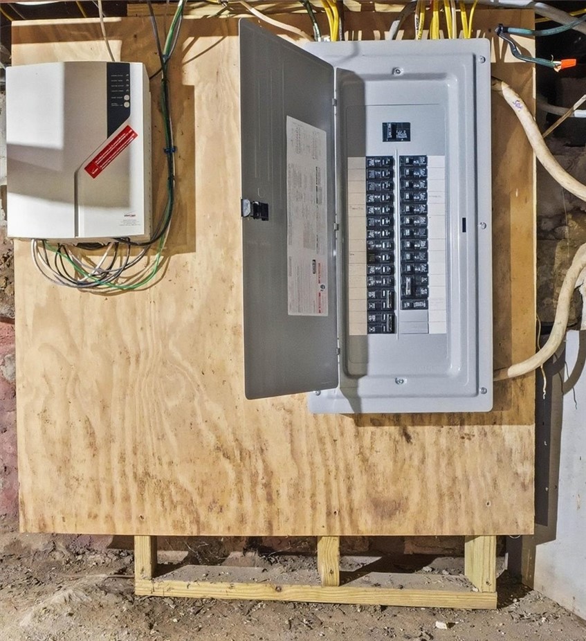 322 Rocky Hill Road Scituate, RI 02857 - Photo 41 of 50 100-amp electrical service
