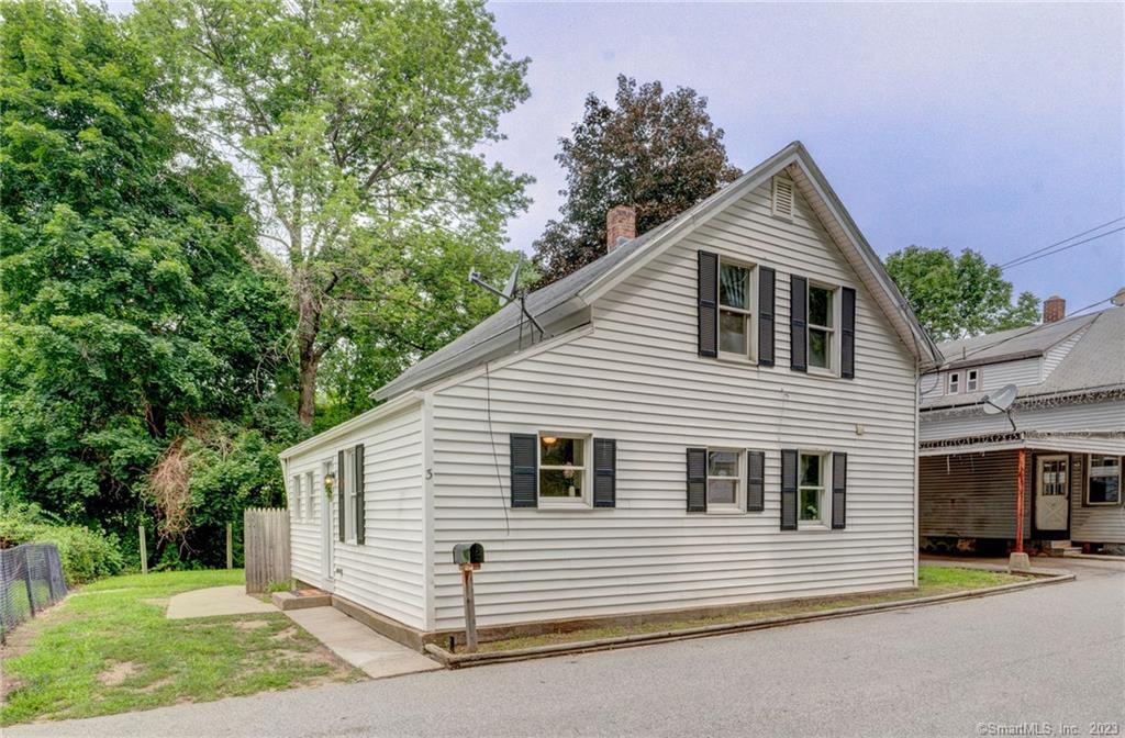 a view of a house with a yard