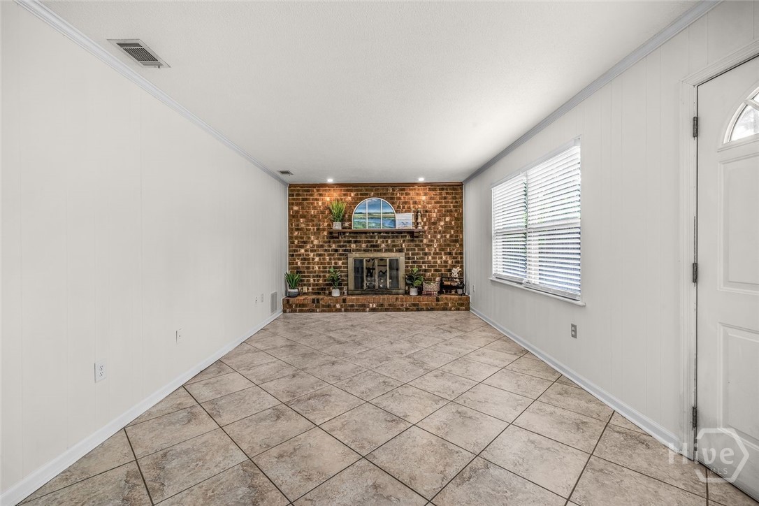 808 Birchwood Road Savannah, GA 31419 - Photo 14 of 34 Living Room