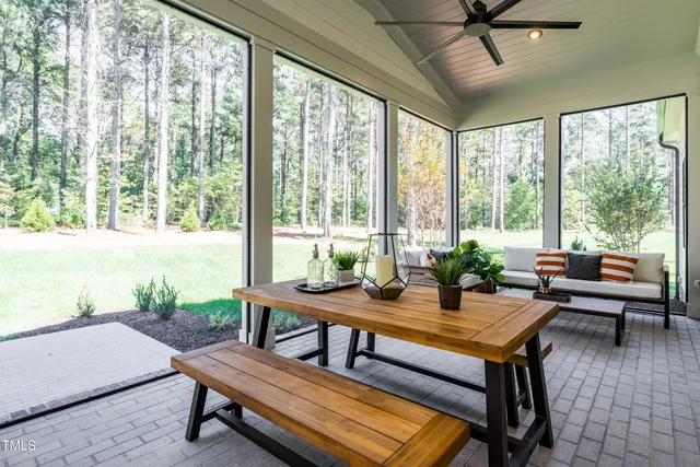 a view of empty room with window