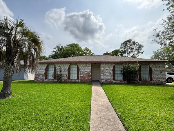 $2,200 | 16610 Forest Bend Avenue, Friendswood, TX 77546