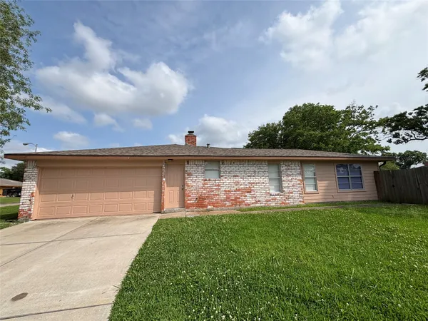$2,200 | 16610 Forest Bend Avenue, Friendswood, TX 77546