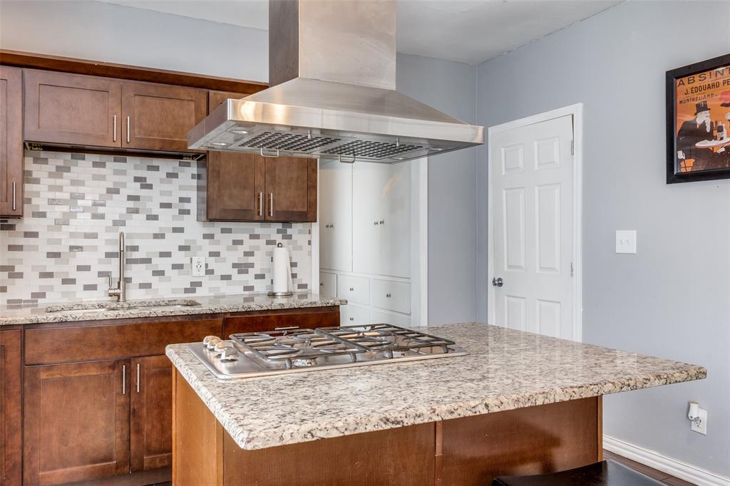 617 Haines Avenue Dallas, TX 75208 - Photo 11 of 29 a view of a kitchen counter top space