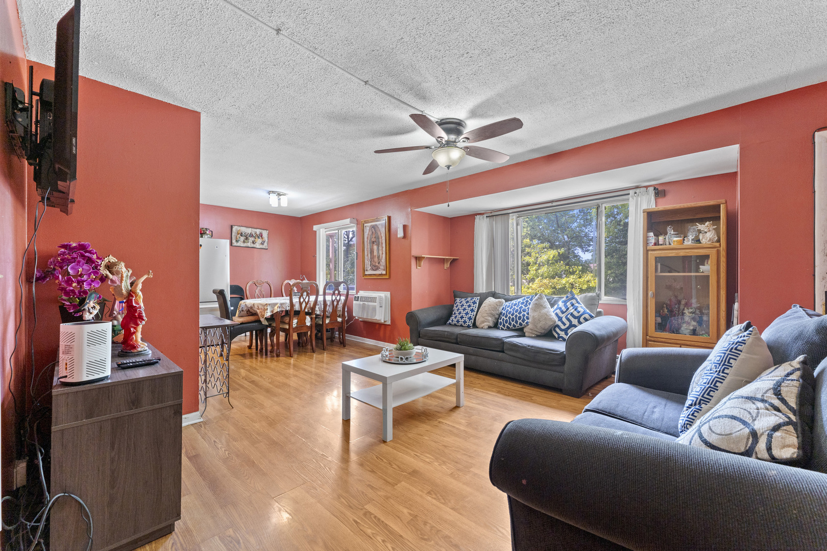 2504 West Algonquin Road, Unit 14 Rolling Meadows, IL 60008 - Photo 4 of 20 a living room with furniture potted plant and a window