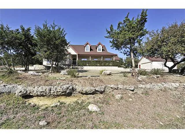 a view of a yard with a house