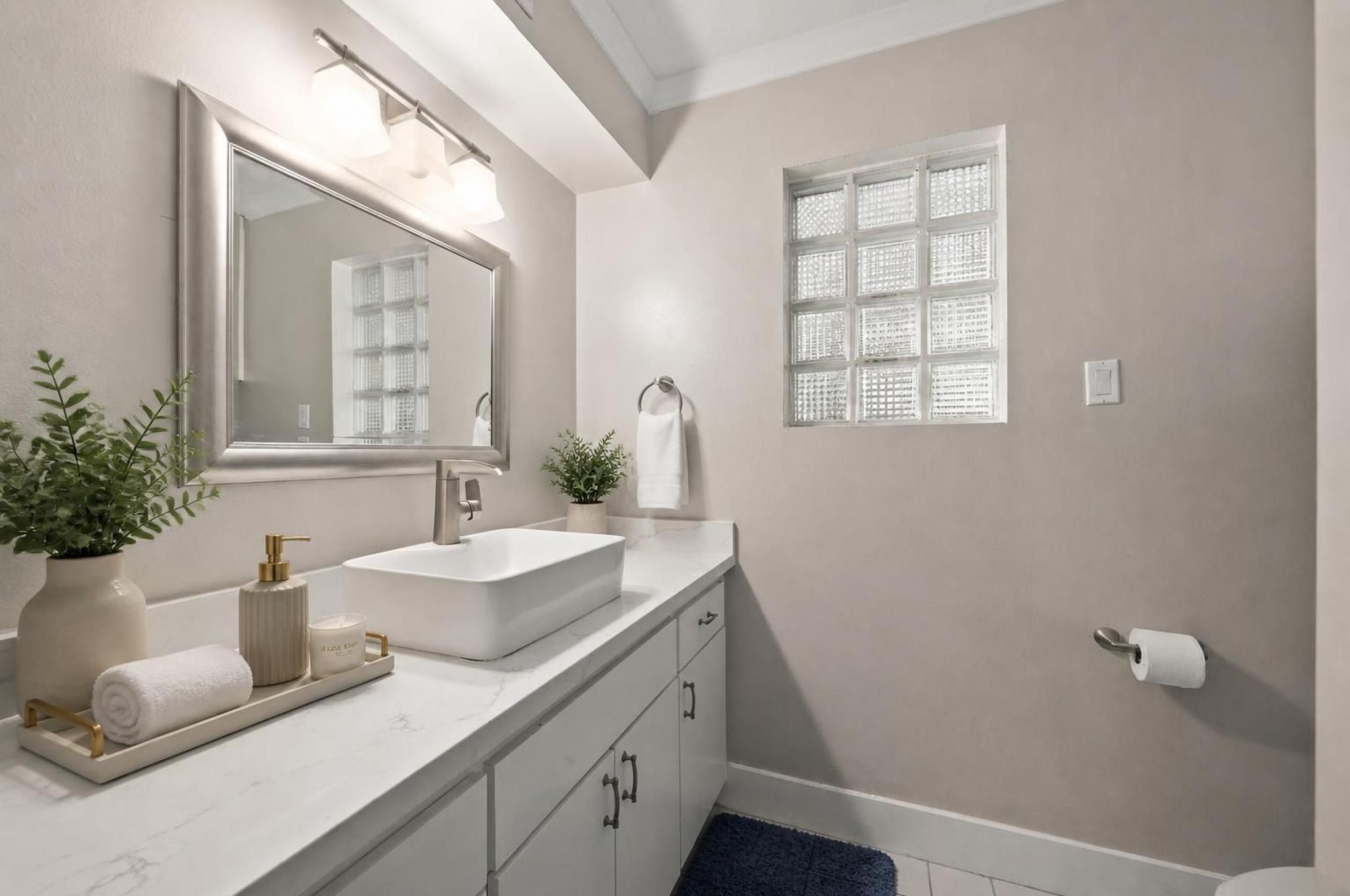 2154 Arabelle Street Houston, TX 77007 - Photo 17 of 45 Bathroom - 1st floor