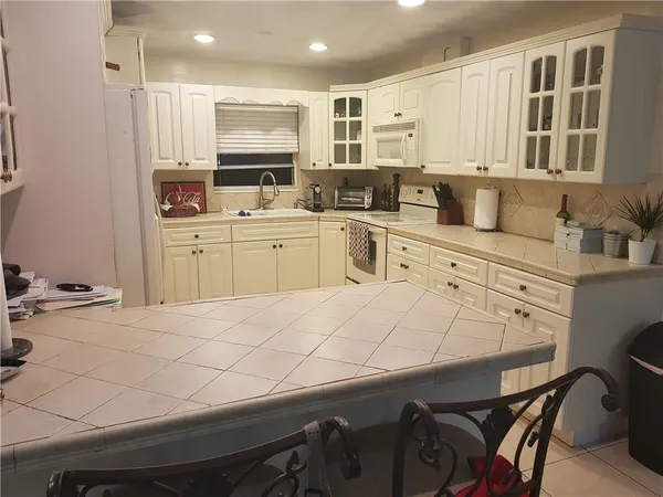 $2,000 | 2210 Taylor Street, Unit 207, Hollywood, FL 33020