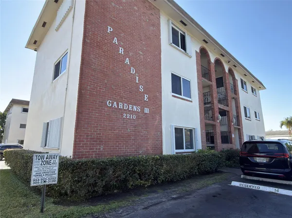 $2,000 | 2210 Taylor Street, Unit 207, Hollywood, FL 33020