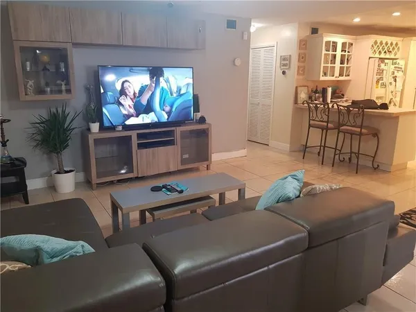 $2,000 | 2210 Taylor Street, Unit 207, Hollywood, FL 33020