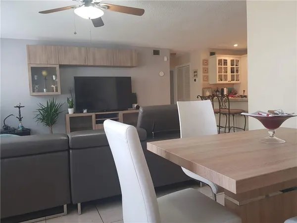 $2,000 | 2210 Taylor Street, Unit 207, Hollywood, FL 33020