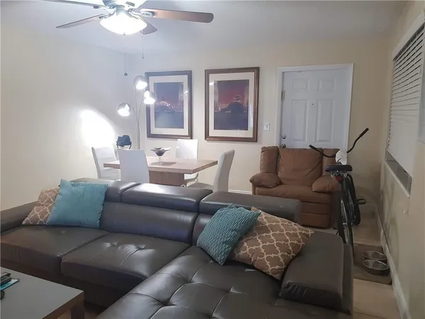 $2,000 | 2210 Taylor Street, Unit 207, Hollywood, FL 33020