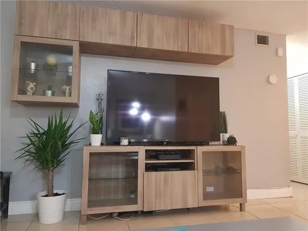 $2,000 | 2210 Taylor Street, Unit 207, Hollywood, FL 33020