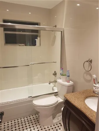 $2,000 | 2210 Taylor Street, Unit 207, Hollywood, FL 33020