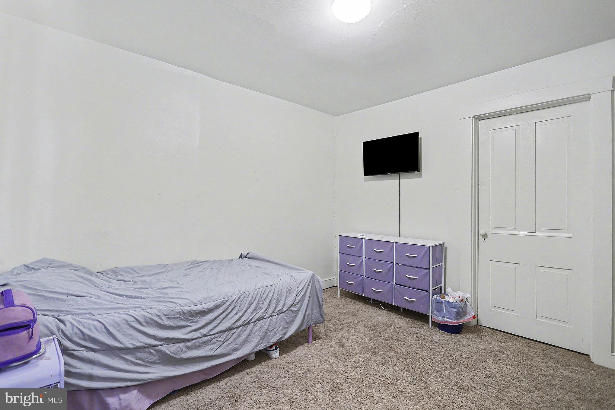 124 South Arch Street Lancaster, PA 17603 - Photo 20 of 34 a bedroom with a bed and a television