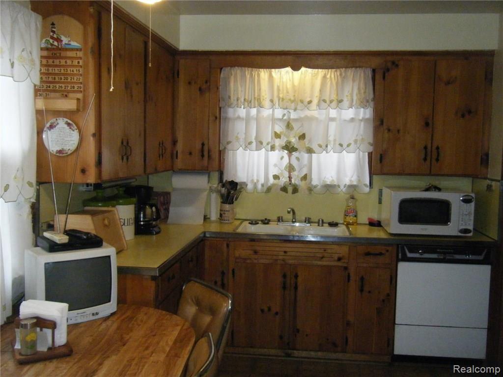 15075 Ashton Road Detroit, MI 48223 - Photo 7 of 25 kitchen.JPG