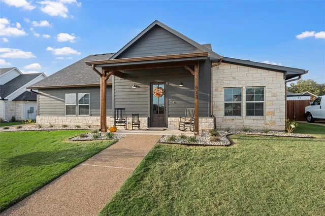 a view of a house with a yard