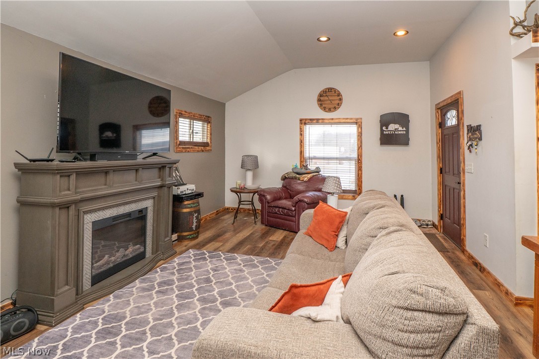 8242-8244 Navarre Road Southwest Massillon, OH 44646 - Photo 4 of 22