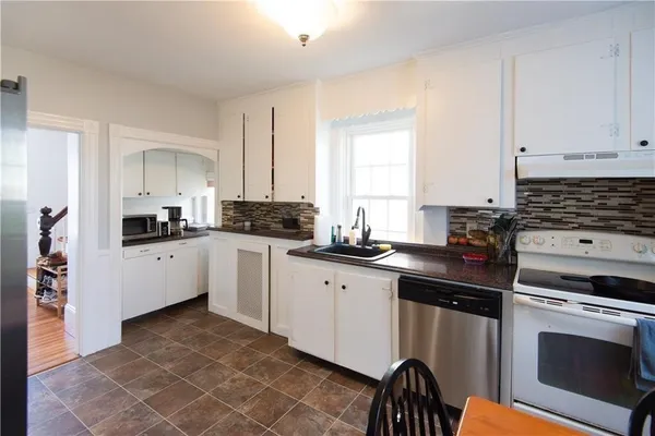 $3,000 | 21 Congdon Avenue, Newport, RI 02840