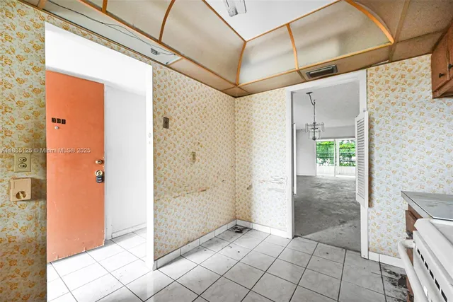 $110,000 | 700 Southeast 6th Avenue, Unit 304, Deerfield Beach, FL 33441