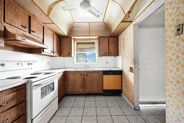 $110,000 | 700 Southeast 6th Avenue, Unit 304, Deerfield Beach, FL 33441