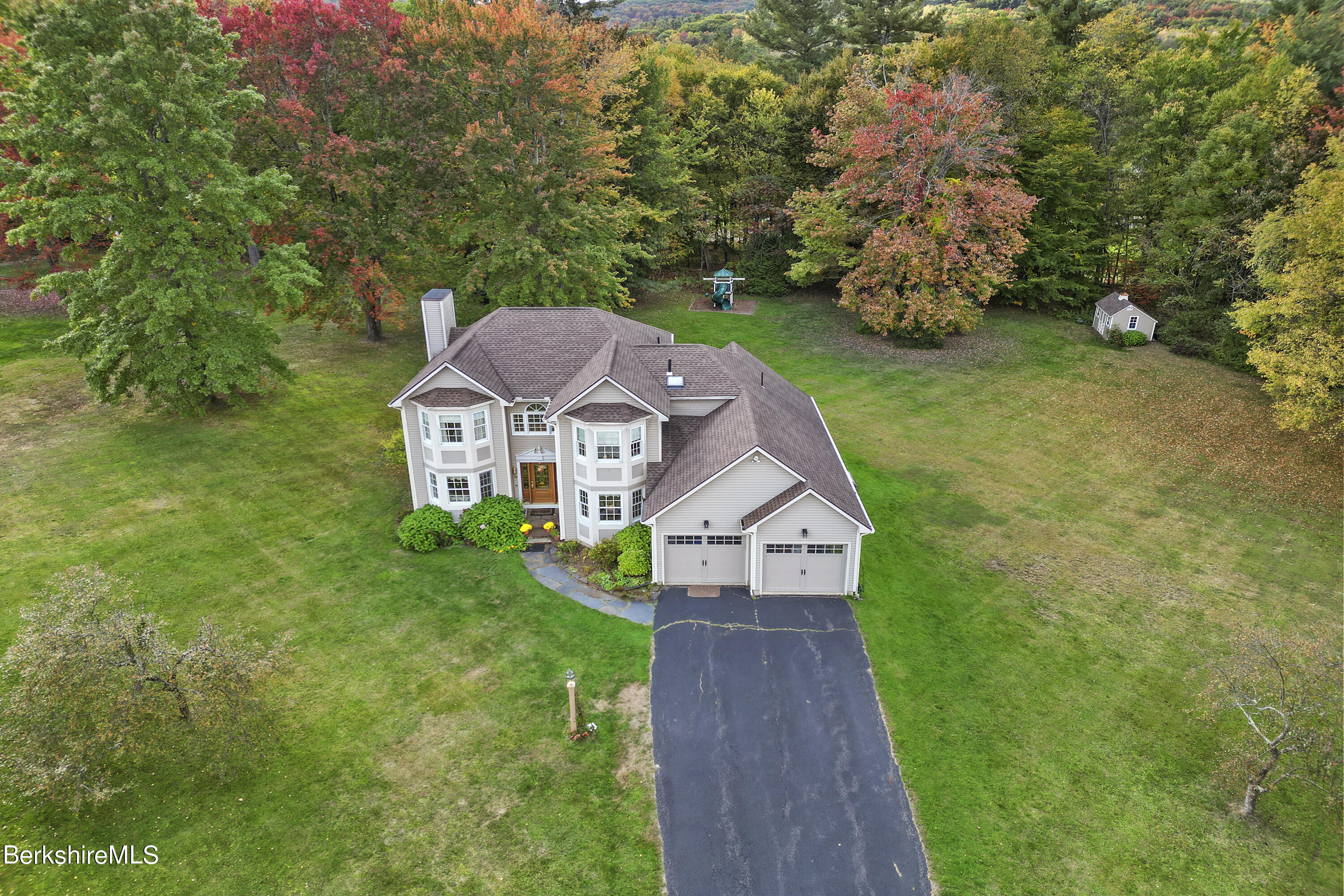 10 Lillybrook Road Pittsfield, MA 01201 - Photo 3 of 91 910 Aerial View