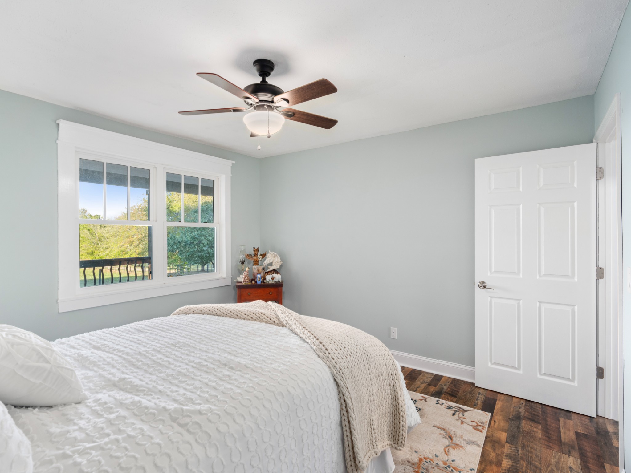 5439 Minnis Road Springfield, TN 37172 - Photo 14 of 43 a bedroom with a bed and a window